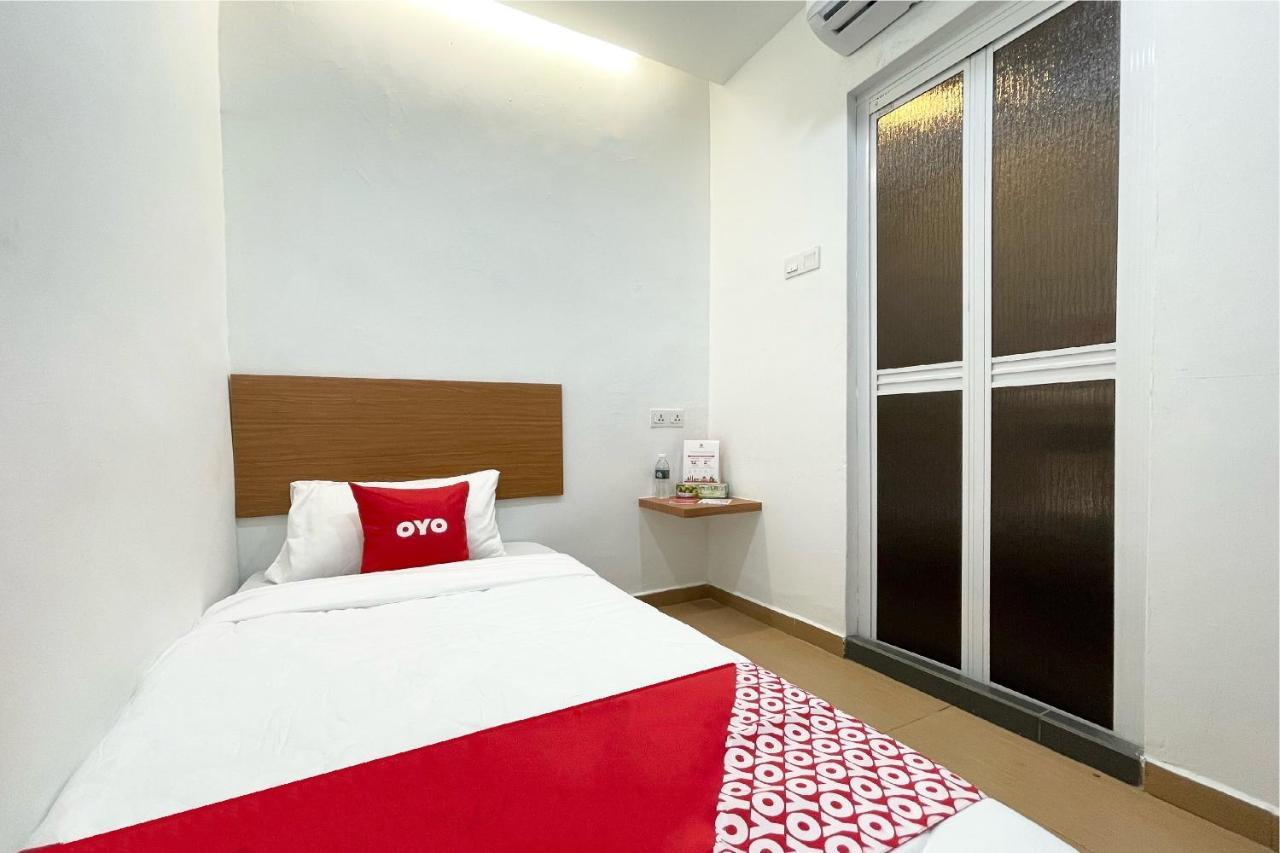 Oyo 90334 Mawlaya Hotel Bayan Lepas Esterno foto